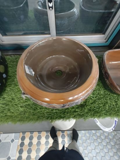 రౌండ్ బ్రౌన్ రెసిన్ వాష్ బేసిన్ యొక్క చిత్రం