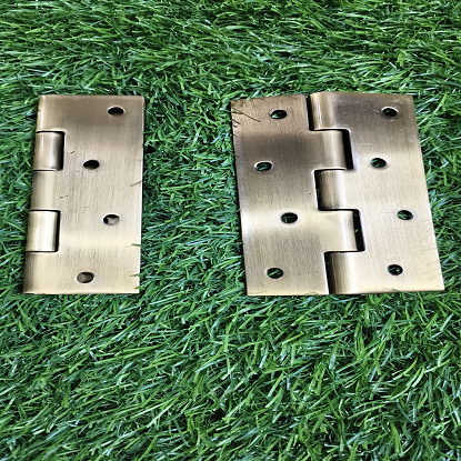 పురాతన ఇత్తడితో పూర్తి చేసిన తలుపు కీలు యొక్క చిత్రం