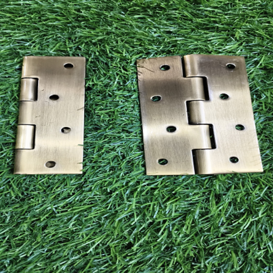 పురాతన ఇత్తడితో పూర్తి చేసిన తలుపు కీలు యొక్క చిత్రం