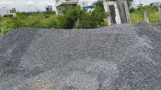 పిండిచేసిన స్టోన్ కంకర చిప్స్(1 ట్రాక్) యొక్క చిత్రం