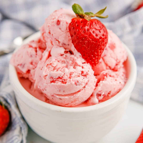 Strawberry ice cream family pack 700ml యొక్క చిత్రం